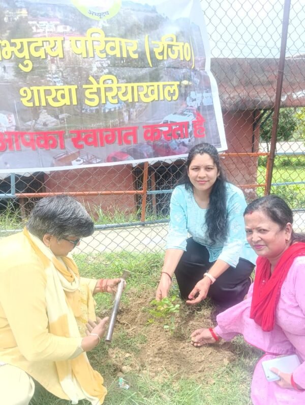 अभ्युदय परिवार डेरियाखाल ने विभिन्न प्रकार के पौधे लगाकर मनाया लोकपर्व हरेला