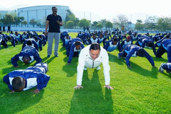 Video: सरकार के 3 वर्ष पूर्ण होने पर मुख्यमंत्री ने बढ़ाया फिट इंडिया मूवमेंट, युवाओं के बीच लगाए पुश-अप्स