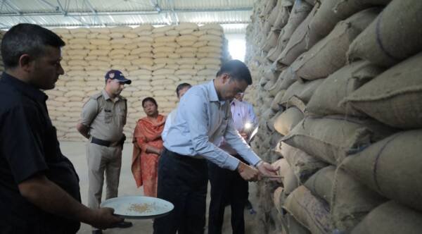 उत्तराखंड: डीएम का औचक निरीक्षण, मानकों की अनदेखी पर भड़के, कुंटलों अनाज रिजेक्ट, अधिकारियों पर एक्शन