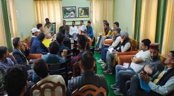 चारधाम यात्रा तैयारियों को लेकर बड़कोट में जिला पंचायत प्रशासक दीपक बिजल्वाण ने की समीक्षा बैठक