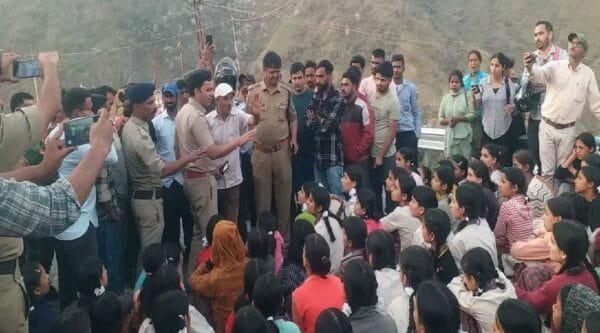 Uttarakhand : कस्तूरबा गांधी आवासीय विद्यालय में छात्राओं की पिटाई, शरीर पर पड़े नीले निशान, वार्डन पर गंभीर आरोप