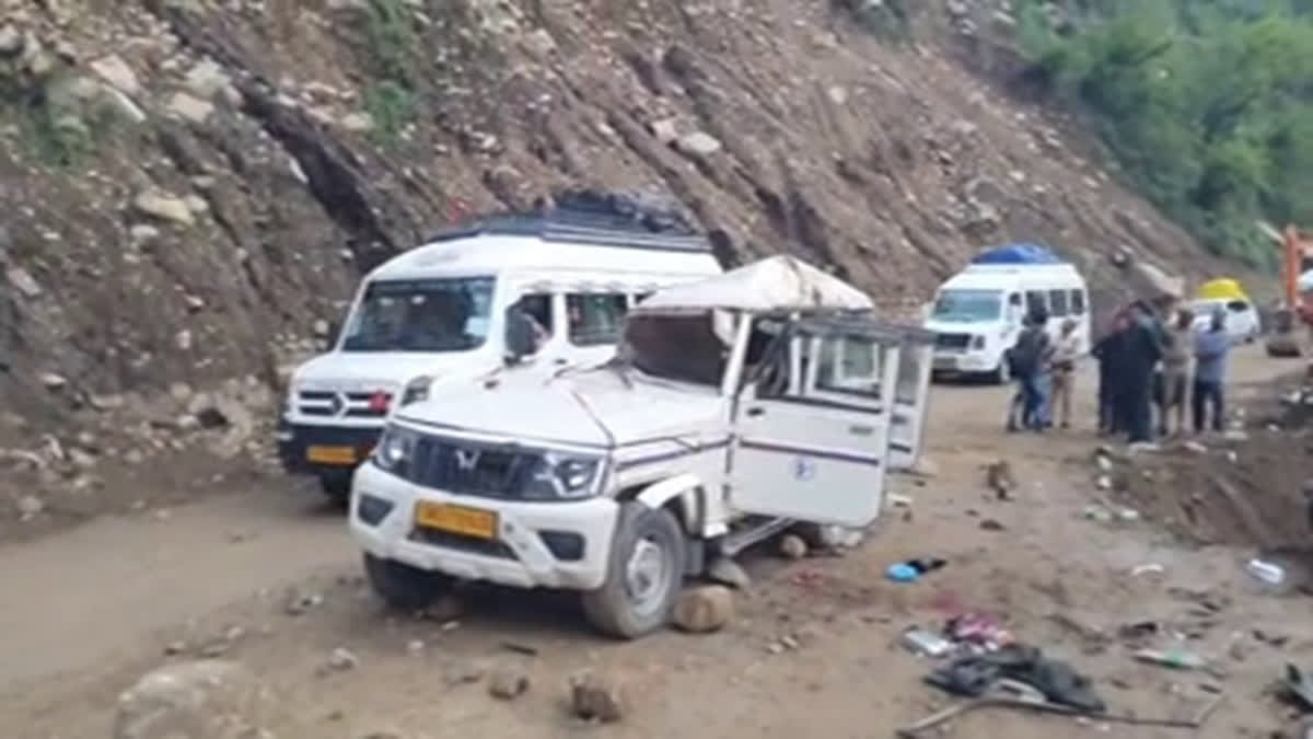 दर्दनाक हादसा : श्रद्धालुओं की गाड़ी पर गिरा पत्थर, 2 की मौत, 4 घायल