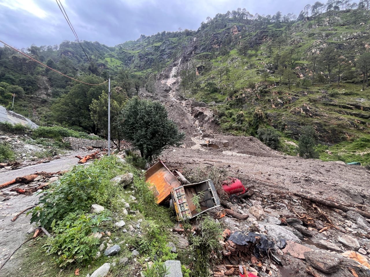 यमुनोत्री हाईवे सिलाई बैंड हादसा: भूस्खलन में दबे दो मजदूरों के शव बरामद, सात अब भी लापता