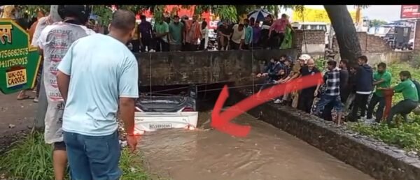 उत्तराखंड में आफ़त की बारिश, उफनते नालों में बही कार, नवजात बच्चे समेत चार की मौत