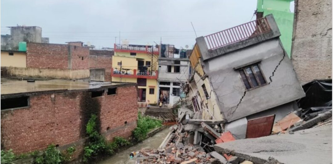 देहरादून में रातभर की बारिश से तबाही, कारगी क्षेत्र में दो मंजिला मकान ढहा