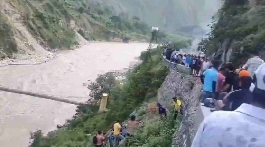 Uttarakhand Breaking : अलकनंदा में समाया टेंपो ट्रैवलर, 9 लोगों को बचाया, कई के मौत की आशंका!