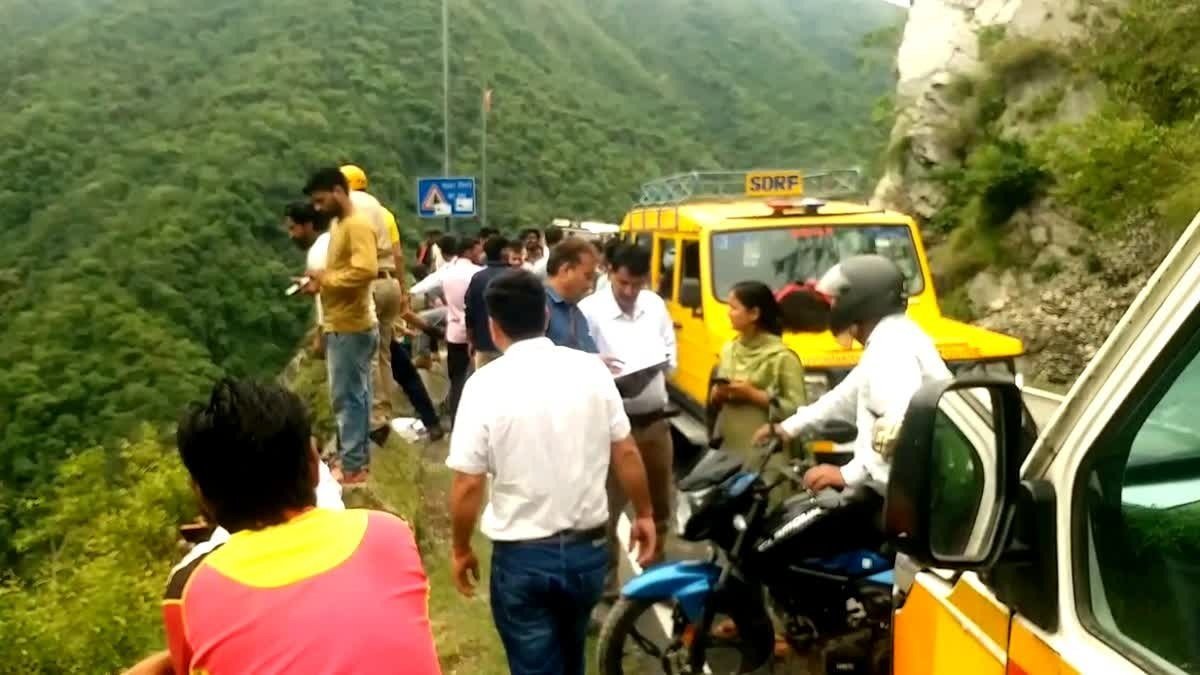 कालसी-चकराता मार्ग पर दर्दनाक हादसा : कार गहरी खाई में गिरी, तीन की मौत