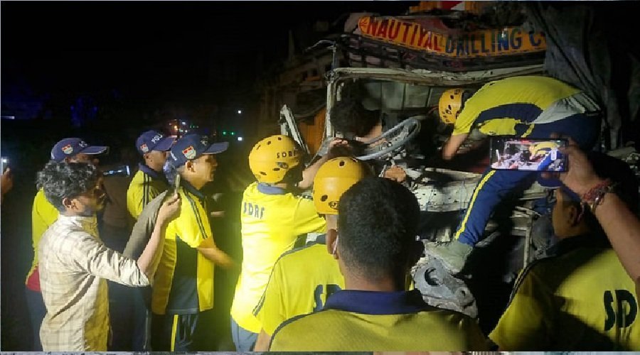 भीषण सड़क हादसा: ट्रक और ट्रोले की टक्कर के बाद लगी आग, दो चालकों की मौत, एक गंभीर घायल