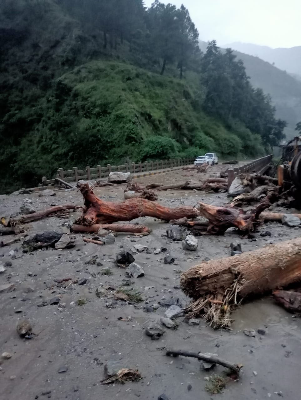 उत्तरकाशी में नहीं थम रही आफत, गंगोत्री हाईवे कई जगहों पर बंद