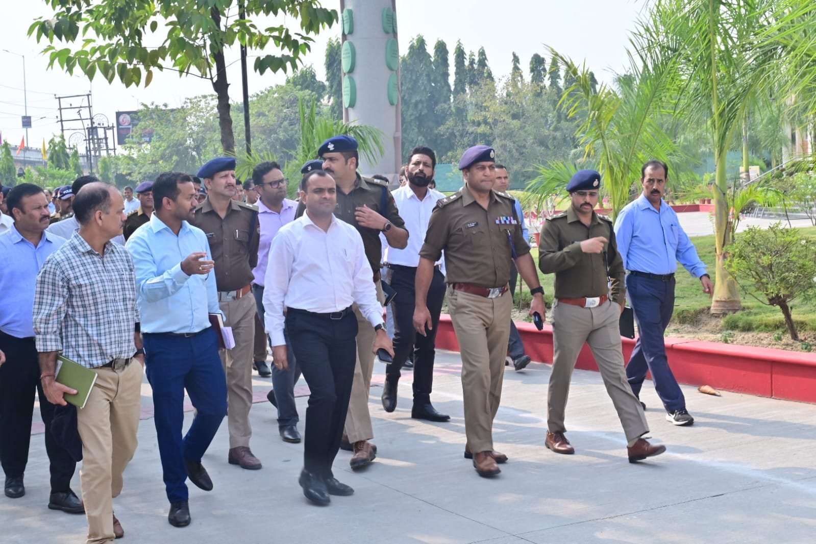 राष्ट्रपति के प्रस्तावित दौरे की तैयारियों को लेकर  पतंजलि विश्वविद्यालय पहुॅचकर जिलाधिकारी एवं वरिष्ठ पुलिस अधीक्षक ने लिया तैयारियों का जायज़ा