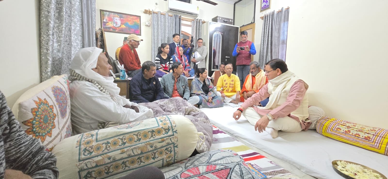 मुख्यमंत्री राज्य आंदोलनकारी एवं पूर्व कैबिनेट मंत्री स्वर्गीय दिवाकर भट्ट जी के हरिद्वार आवास पर पहुंच कर शोकाकुल परिवार से मिले तथा उन्हें ढांढस बंधाया