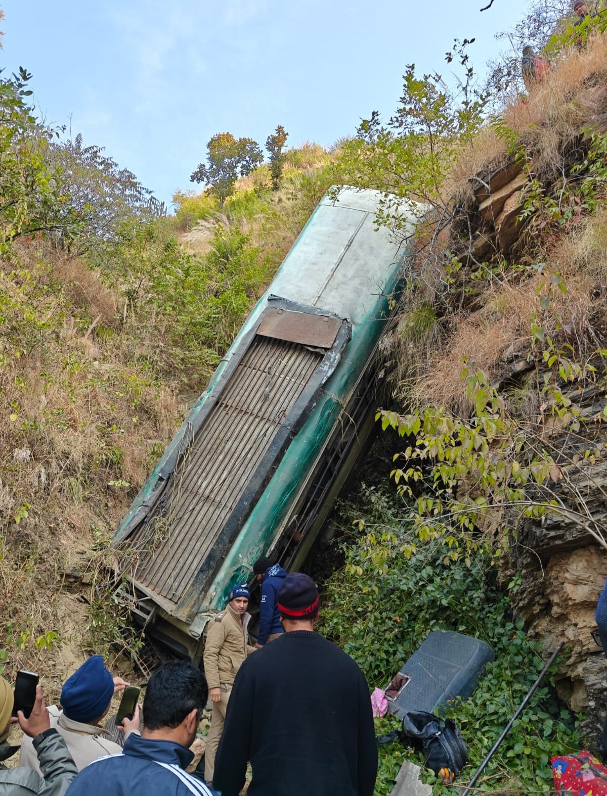 सीलापानी भिकियासैंण के पास बस गिरने की सूचना,7 लोगों की हादसे में मौत की सूचना।