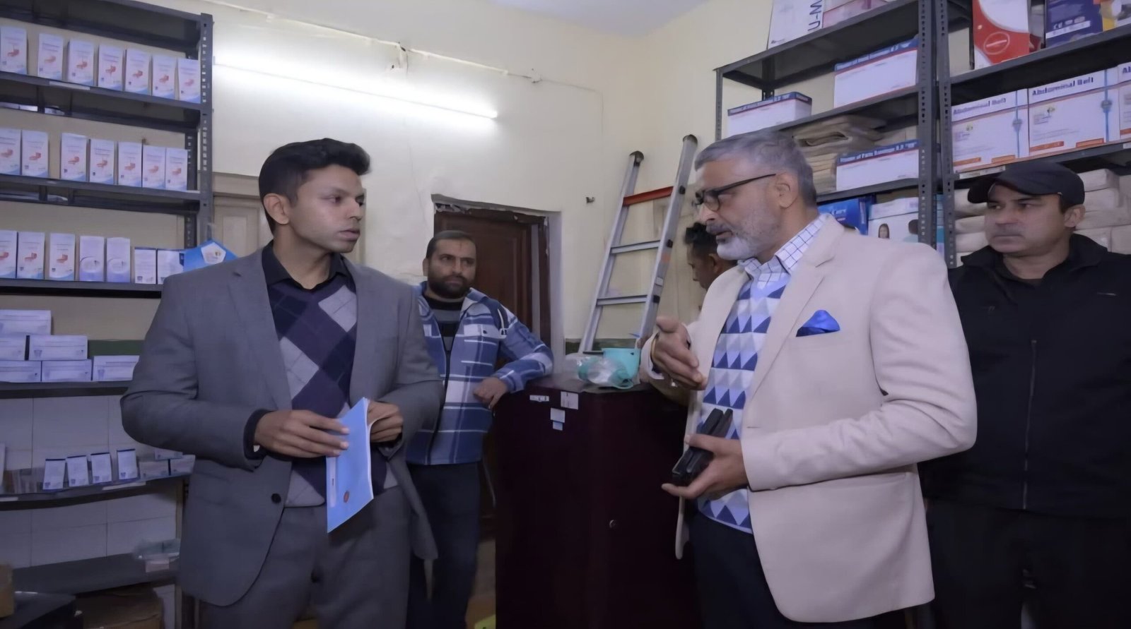 जिलाधिकारी अचानक पहुंचे अस्पताल,अल्मोड़ा जिला चिकित्सालय में बिना लाइसेंस के संचालित किया जा रहा दवा केंद्र।