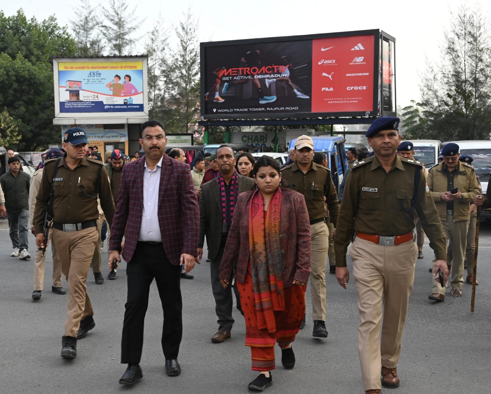 फुटपाथ व सड़कों पर अवैध रूप से खड़े सैकड़ों दोपहिया-चौपहिया वाहन जब्त,कार्रवाई शुरू,ठेली-रेहड़ी एवं मैकेनिकल दुकानों का सामान जब्त।