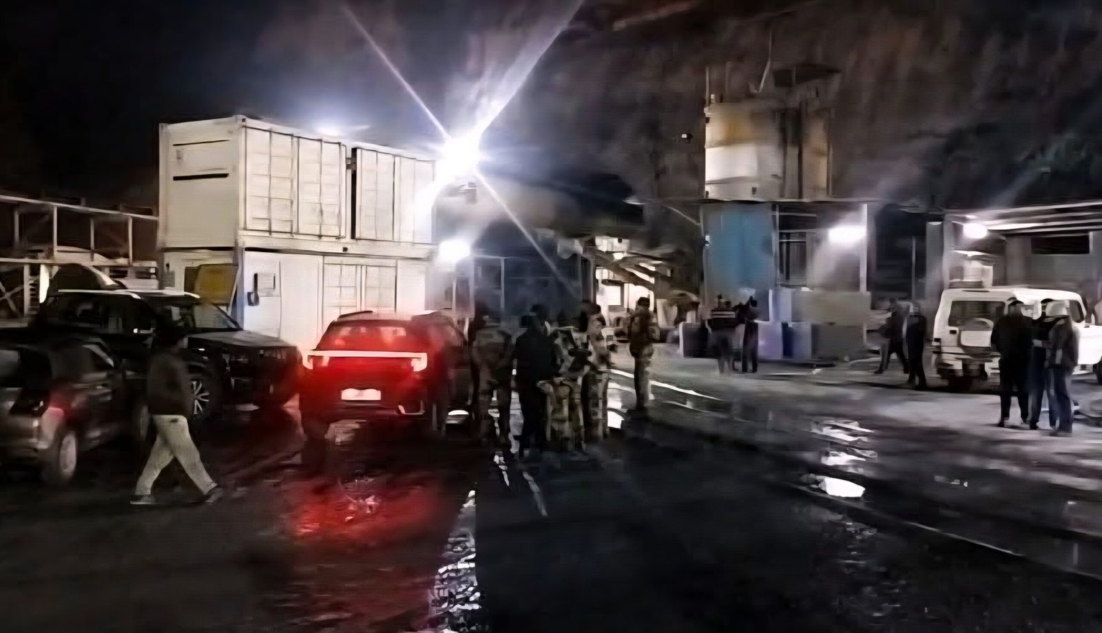 पीपलकोटी जल विद्युत परियोजना में बड़ा हादसा,टनल के अंदर ट्रेन टकराई,कई मजदूर घायल।