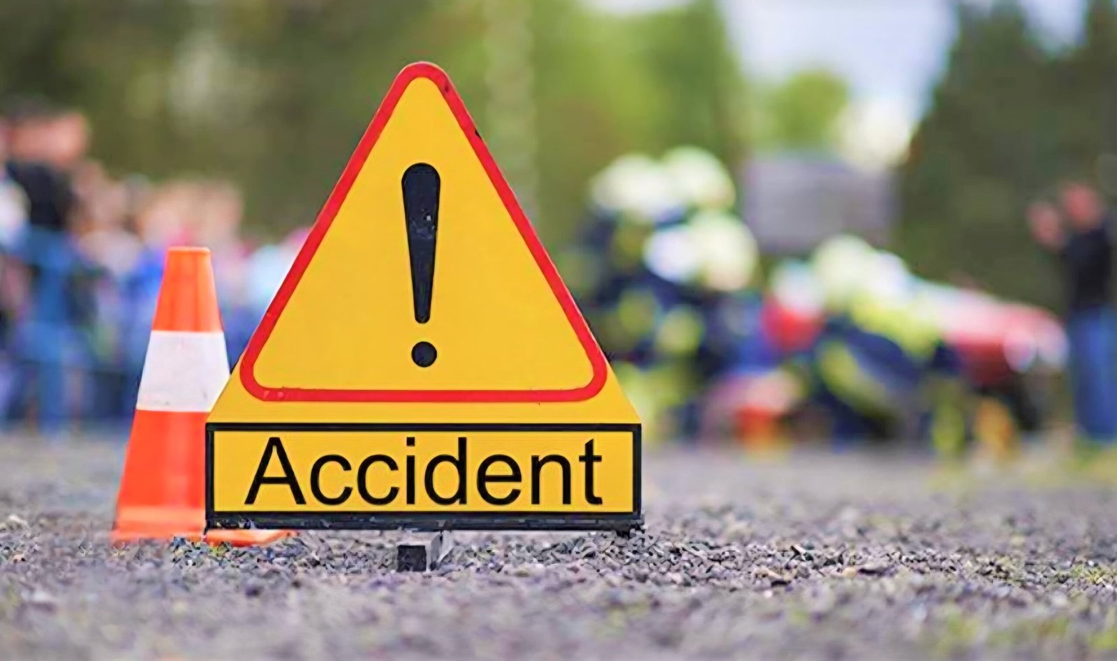 भीषण सड़क हादसा- स्कूल बस से टकराई बाइक,तीन युवकों की दर्दनाक मौत।