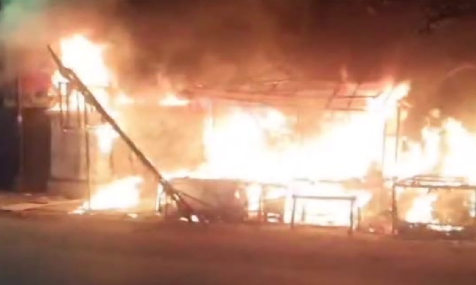 हरिद्वार में भीषण अग्निकांड: कई दुकानें पलभर में स्वाहा,मची अफरा-तफरी।