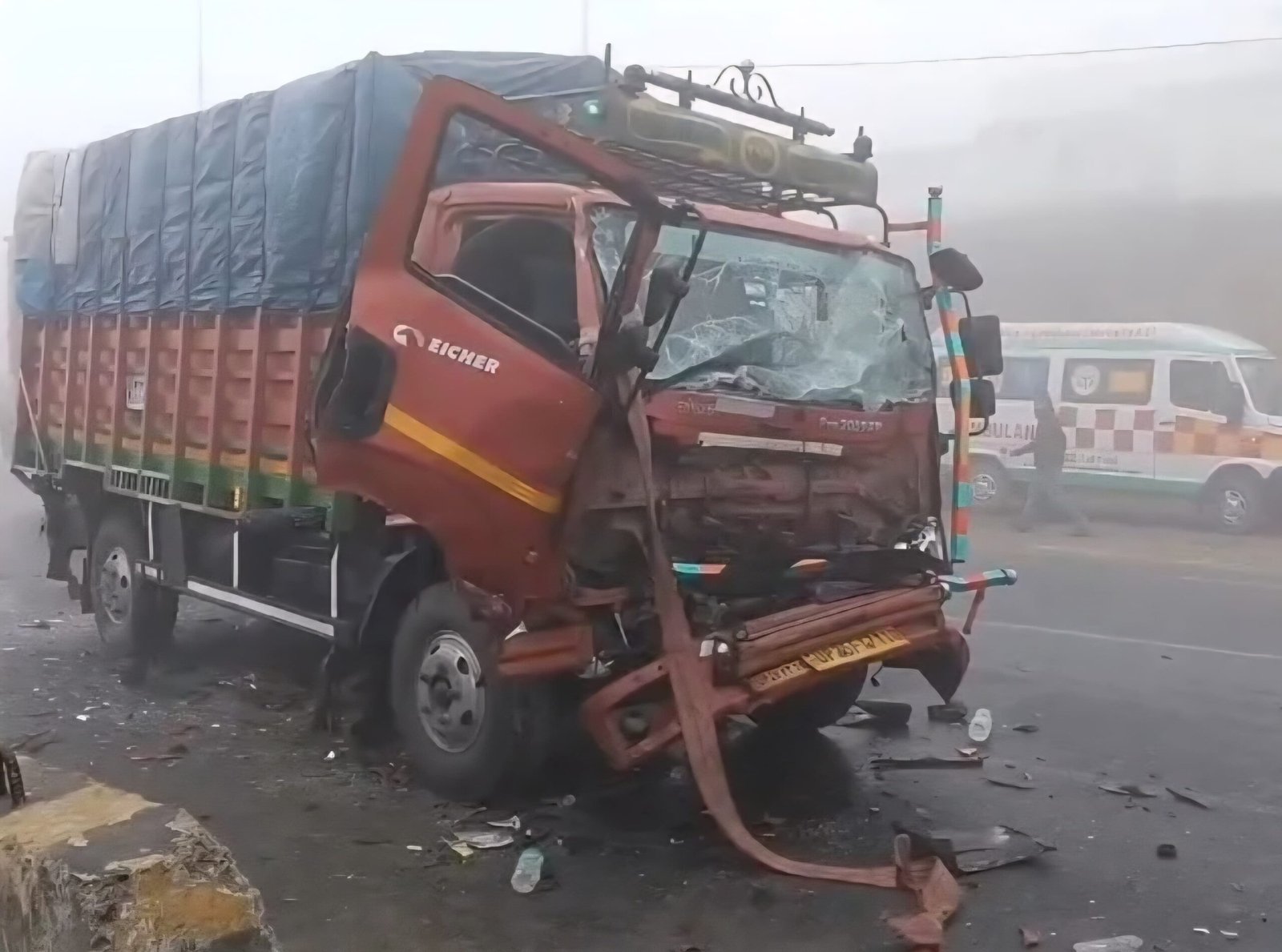 घने कोहरे के चलते हुआ भीषण सड़क हादसा,आपस में टकराई 18 गाड़ियां।