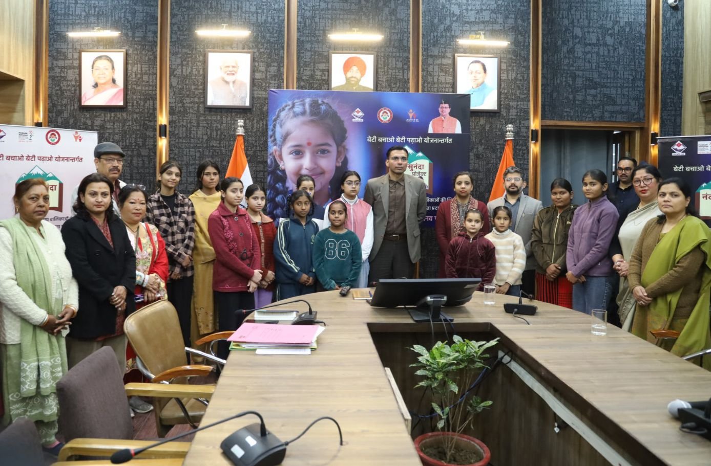 पापा की लाडलियों के सर से उठा पिता का साया; शिक्षा पर आया संकट तो अभिभावक बन जिला प्रशासन ने संभाली कमान।