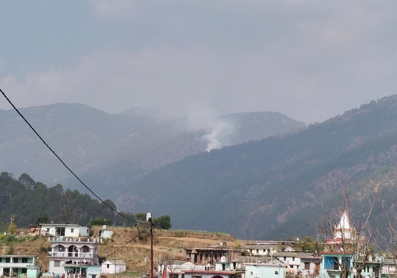 गैरसैंण के स्यूणी मल्ली के जंगल आग की चपेट में,बहुमूल्य वन संपदा हो रही खाक,जागरूकता कार्यक्रमों पर करोडों खर्चने के बावजूद हालात जस के तस