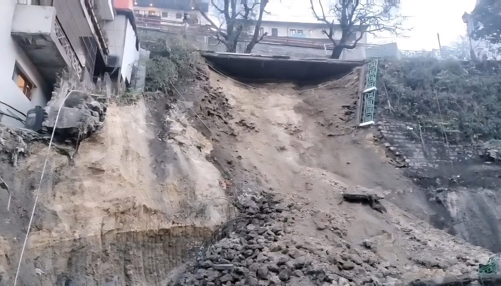 मसूरी में भू-माफियाओं का कहर: अवैध खनन से धंसा NH-707A, चारधाम मार्ग 25 दिन के लिए बंद।