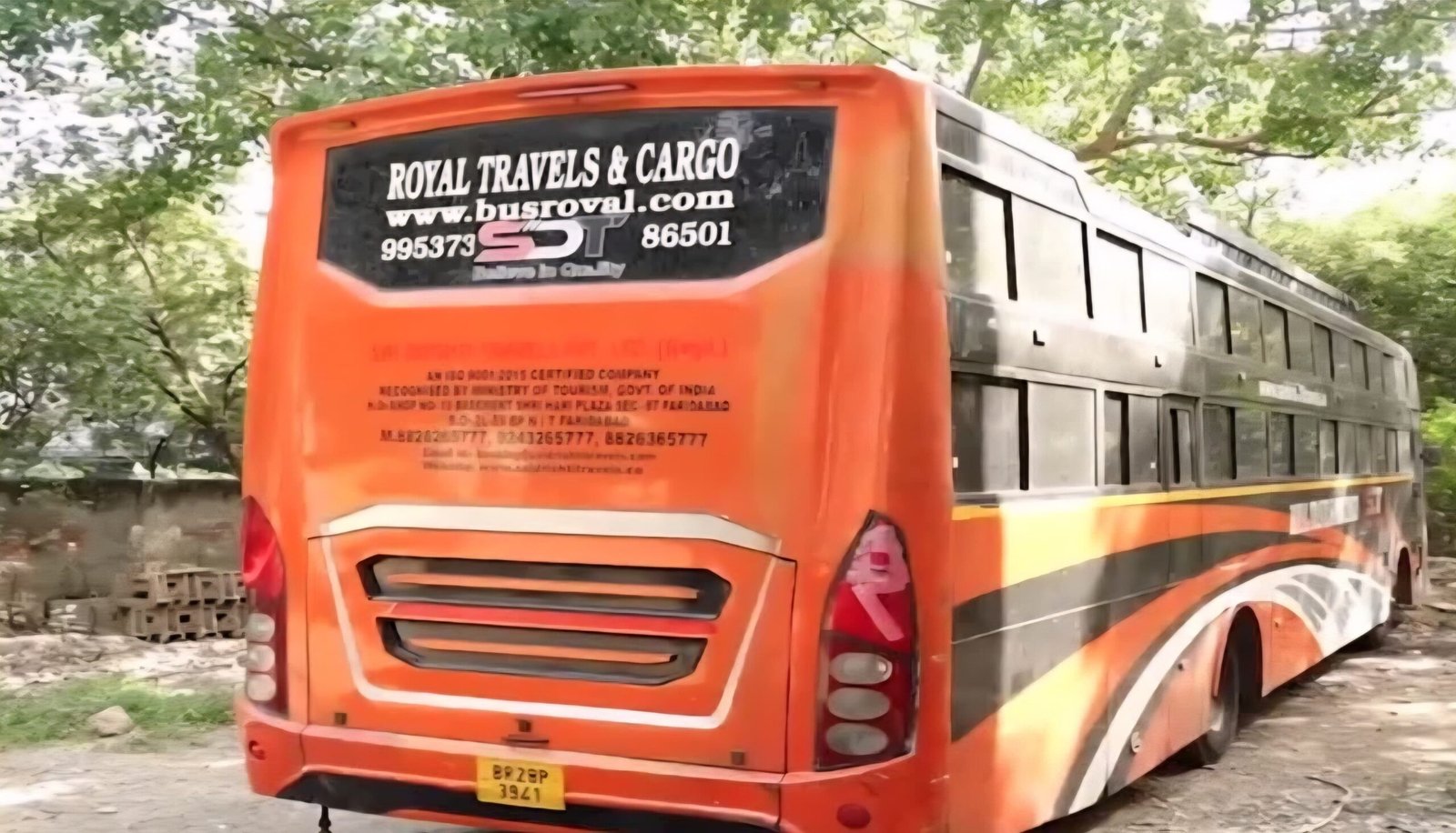 पश्चिमी दिल्ली के नांगलोई में एक निजी बस में महिला से सामूहिक दुष्कर्म का मामला आया सामने,पुलिस ने ड्राइवर और कंडक्टर को गिरफ्तार कर बस की जब्त।