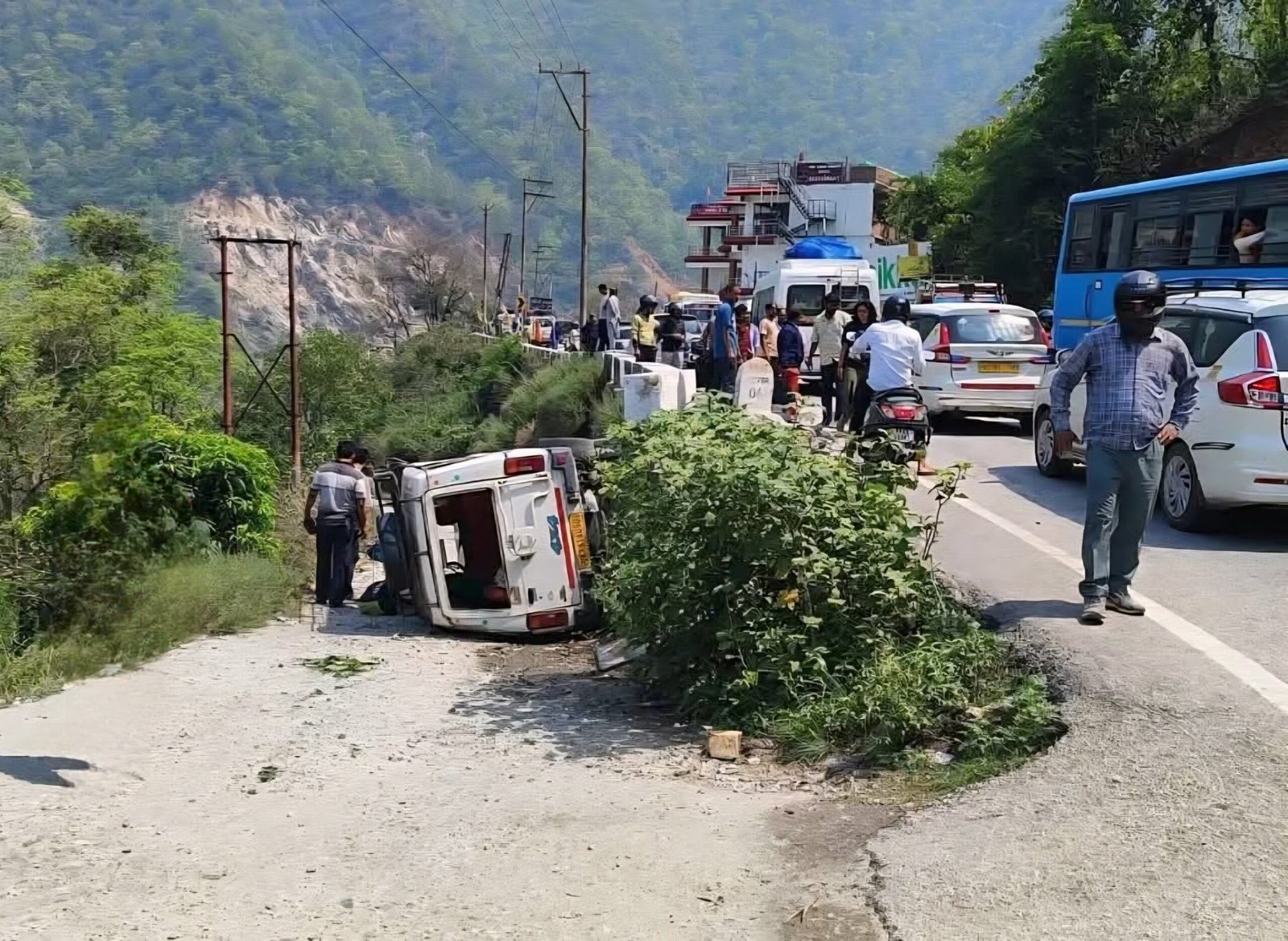 रुद्रप्रयाग श्रीनगर राष्ट्रीय राजमार्ग पर यात्रियों से भरा वाहन पलटा,हादसे में सभी यात्री हुए घायल।