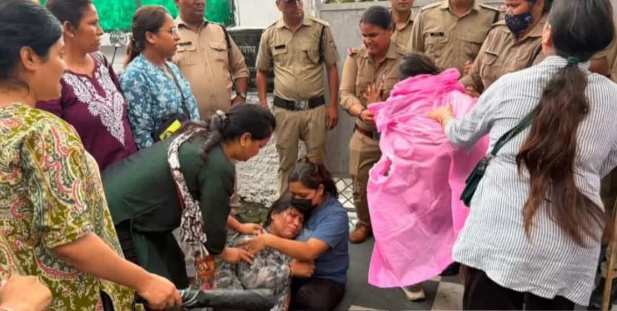देहरादून में नर्सिंग भर्ती आंदोलन हुआ उग्र,स्वास्थ्य मंत्री के आवास के बाहर दो अभ्यर्थियों ने पिया जहरीला पदार्थ।