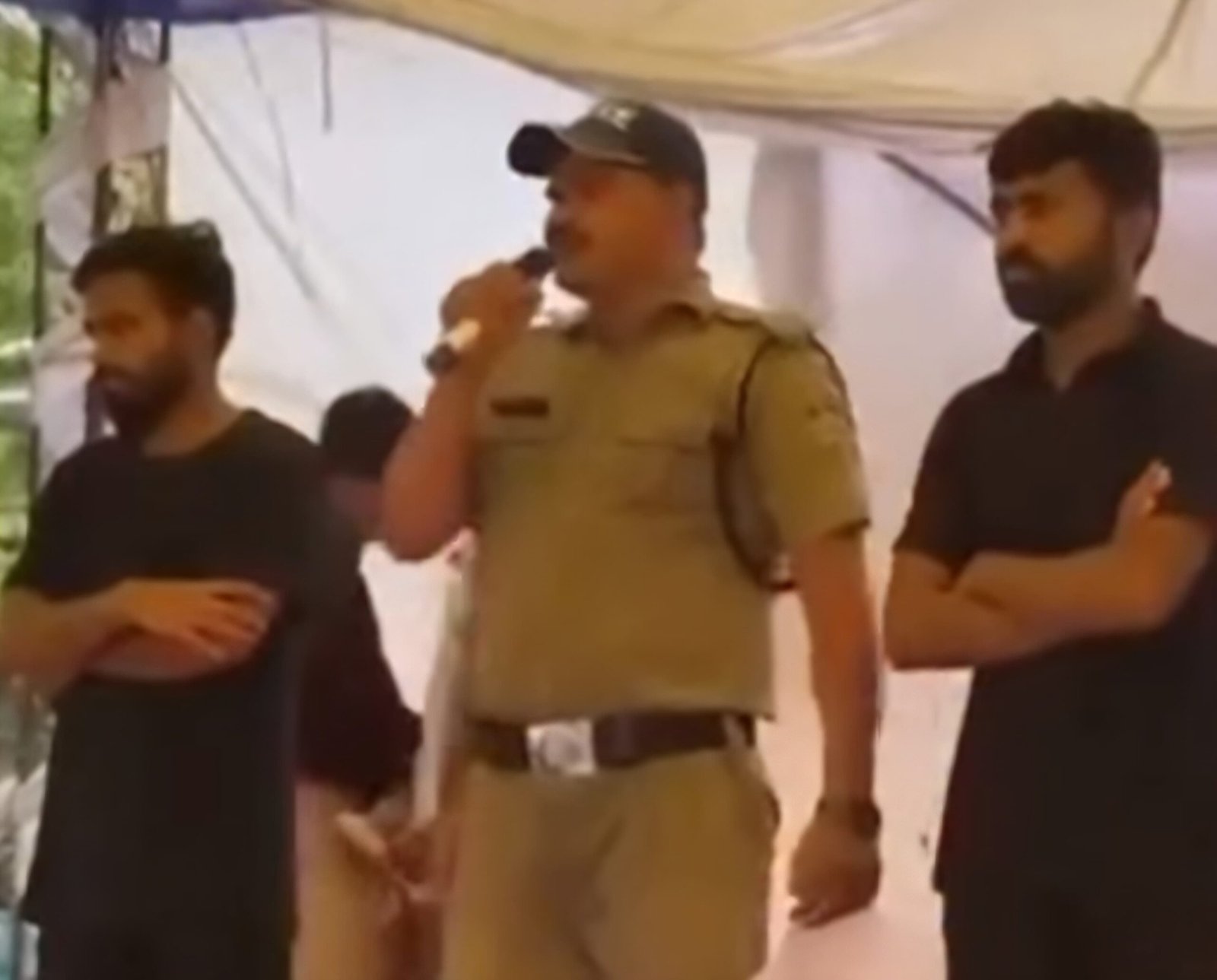 उत्तराखंड पुलिस ने बयान जारी करते हुए जंतर-मंतर पहुंचे कांस्टेबल को निलंबित होने के साथ ही बताया अपराधी।