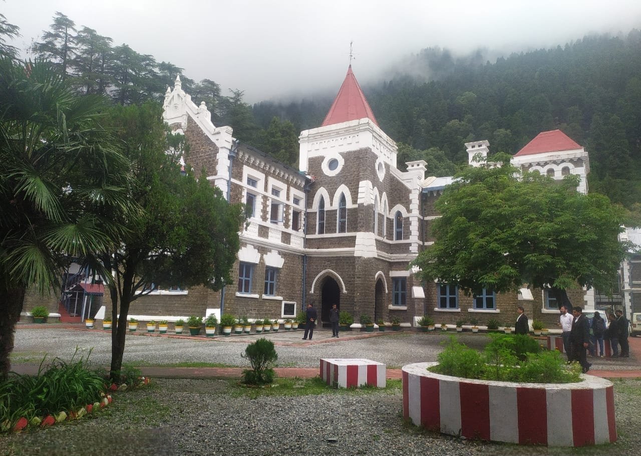 उतराखंड के धार्मिक स्थलों, बुग्यालों व ग्लेशियरों में सिंगल यूज प्लास्टिक से पर्यावरण को नुकसान मामले पर हाइकोर्ट में हुई सुनवाई।