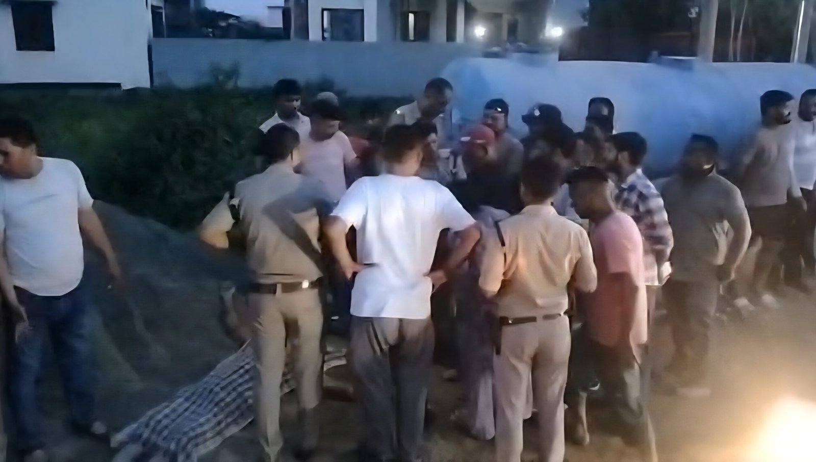 लापरवाही बनी काल: रेत के नीचे दबकर मजदूर की दर्दनाक मौत।