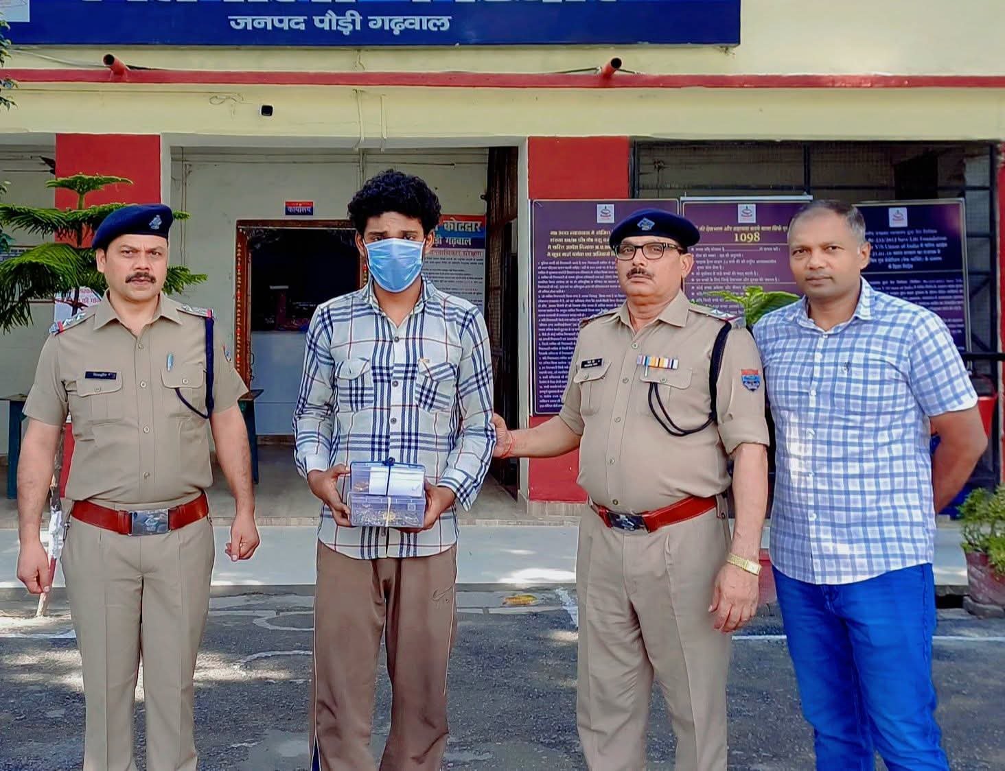महंगे शौक ने पहुंचाया मां की अलमारी तक,20 लाख के जेवर समेट कर राजस्थान भागा बेटा गिरफ्तार।