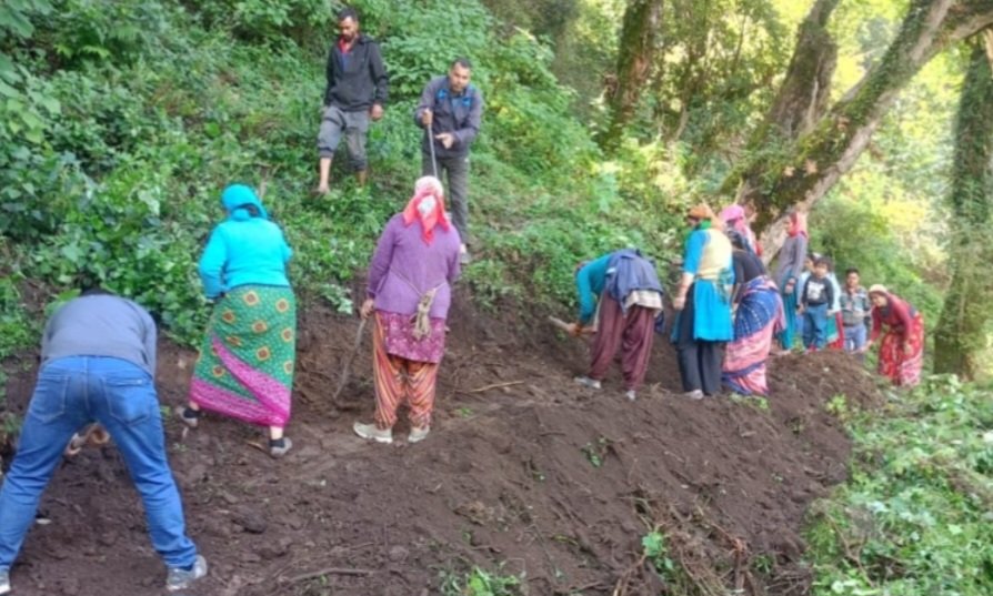 दस साल तक सड़क का इंतजार,अब ग्रामीणों ने खुद थाम लिया गैंती-फावड़ा।
