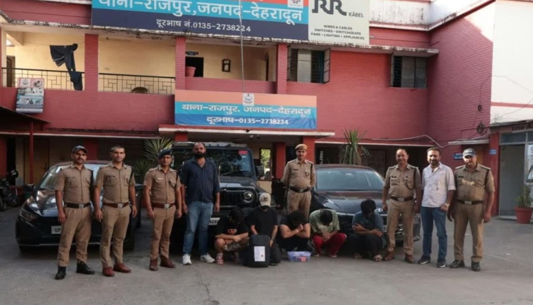 देहरादून पुलिस ने पांच साइबर ठगों को किया गिरफ्तार, देहरादून में फर्जी कॉल सेंटर चलाकर कर रहे थे ठगी।