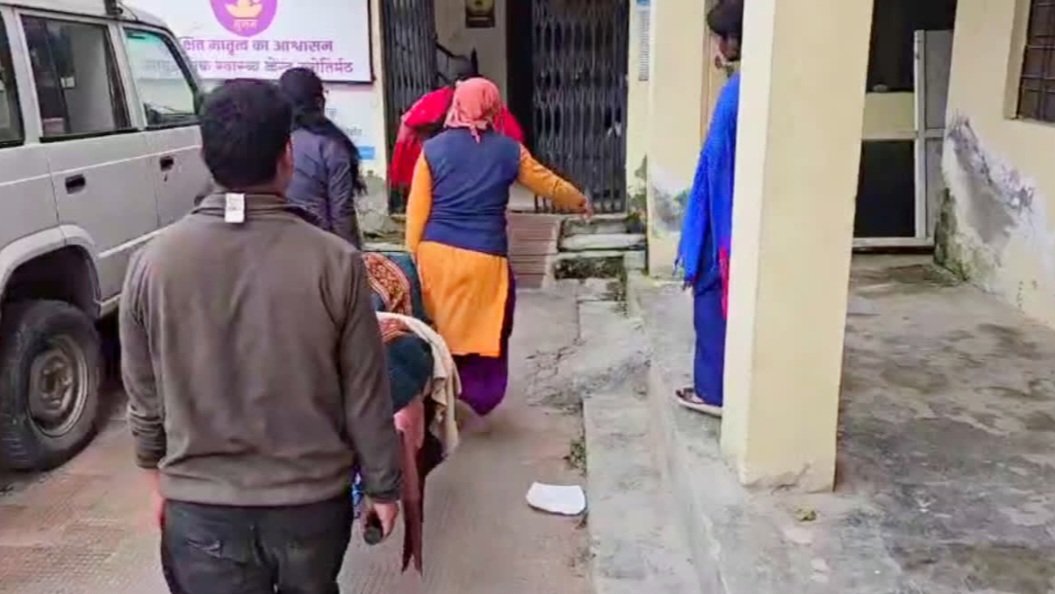 चमोली में प्रसव कराने आई महिला बिना बताए अस्पताल से निकली बाहर, रास्ते में दिया बच्चे को जन्म।