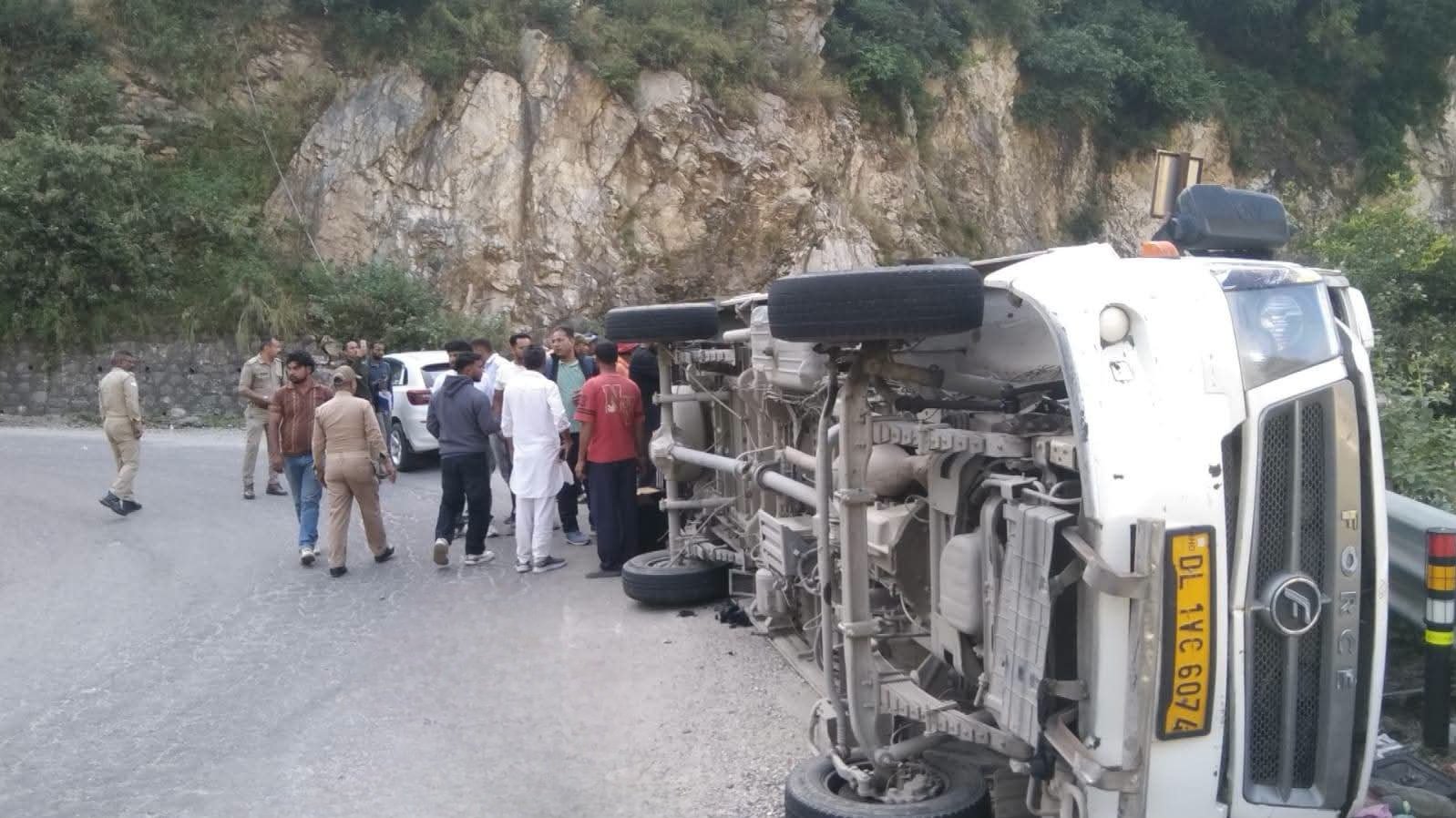 रुद्रप्रयाग में केदारनाथ हाईवे पर अनियंत्रित होकर पलटा टेम्पो ट्रैवलर, वाहन में सवार सभी 16 लोग घायल।