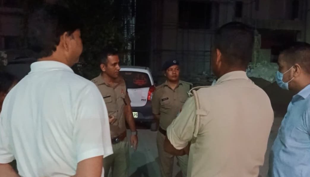 रुद्रपुर में चर्च के पास खड़ी कार के नजदीक दो से तीन दिन की नवजात बच्ची लावारिस हालत में मिली।
